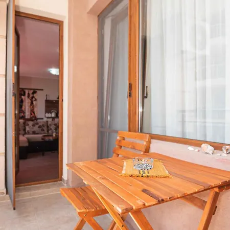 아파트 Flat Lora *